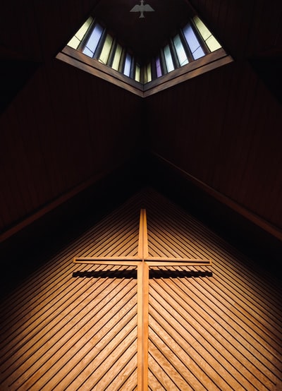 棕色木天花板上的棕色木十字架